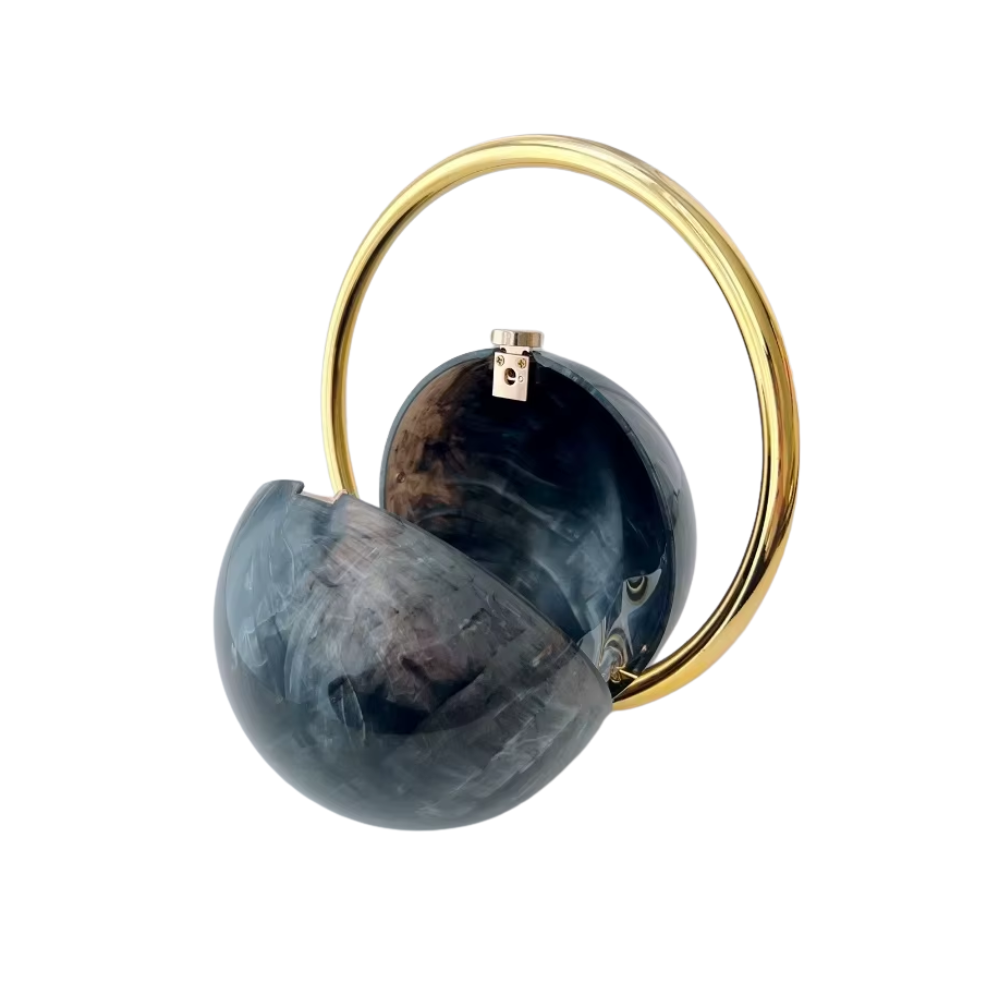 Clutch aus Acryl in Marmoroptik mit goldenem Metallgriff