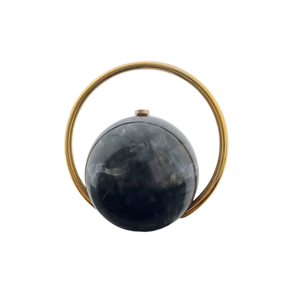 Clutch aus Acryl in Marmoroptik mit goldenem Metallgriff