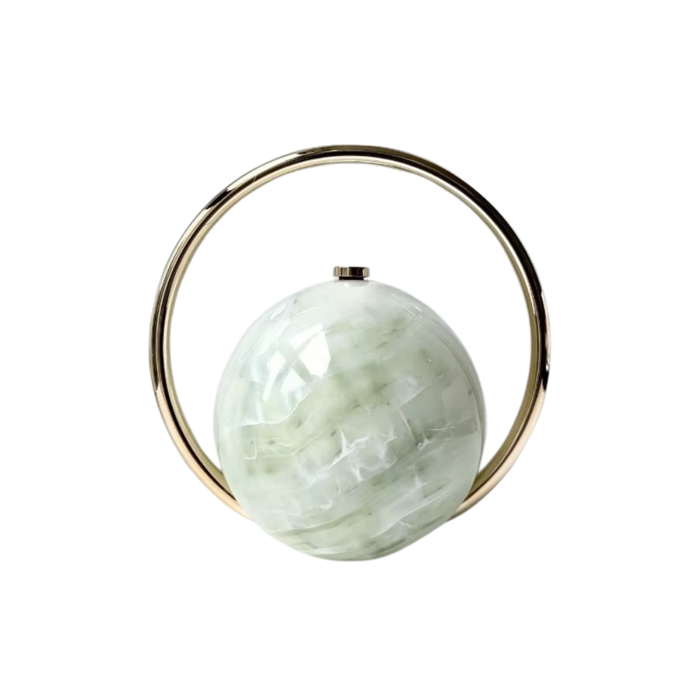 Clutch aus Acryl in Marmoroptik mit goldenem Metallgriff